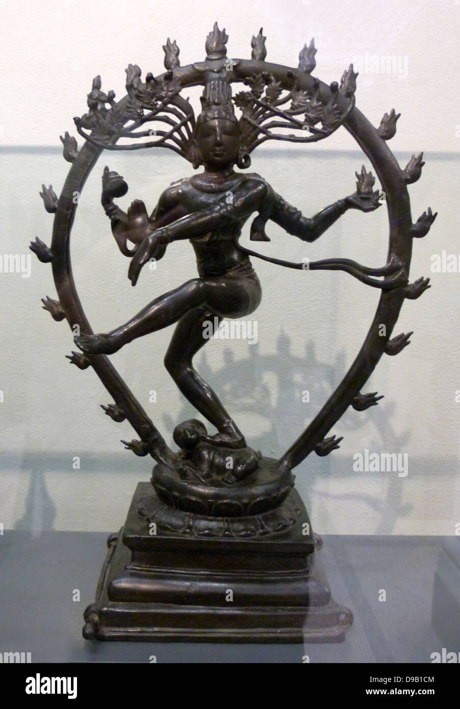 Shiva Nataraja, el Señor de la Danza (900-50). Aleación de cobre. El sur de la India. Tarde o temprano periodo Pallava Chola. Shiva posee el tambor, asociadas con sonido y energía, en su esquina superior derecha la llama en su esquina superior izquierda, el equilibrio de su papel como creador un Foto de stock