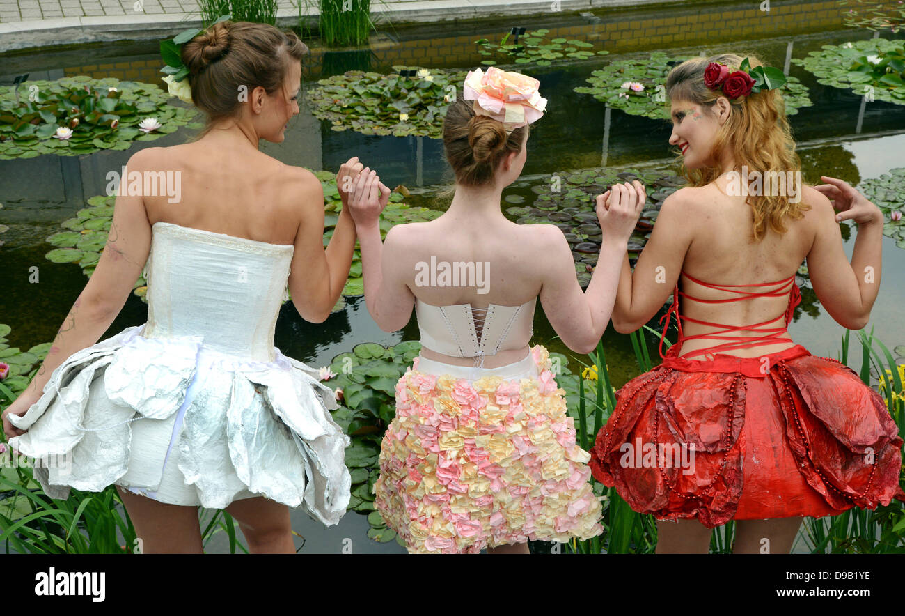 Rose vestidos de papel periódico, malla de alambre broshures, publicidad,  seda y lana de volumen son presentados por los modelos Sina, Susanne y Jana  (L-R) de la escuela de diseño y moda