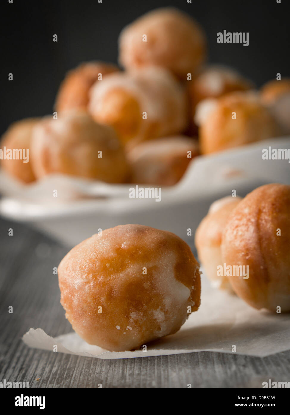 Pequeños donuts caseros, también conocidas como agujeros de donut, preparado para el polaco Fat el jueves. Foto de stock