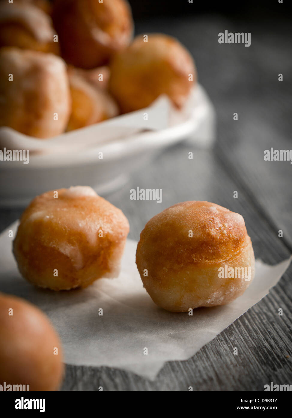 Pequeños donuts caseros, también conocidas como agujeros de donut, preparado para el polaco Fat el jueves. Foto de stock