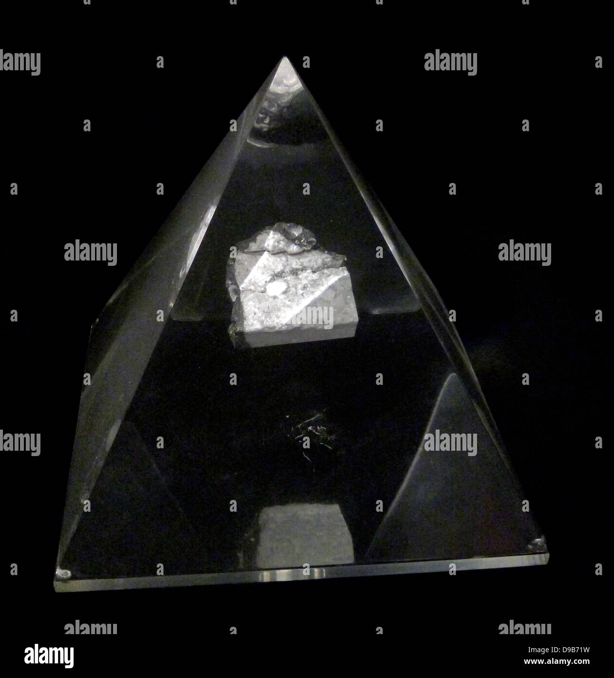 Roca lunar - 128 gramos (parte de un 5,5 kilo Boulder) es un pedazo de nuestro planeta vecino más cercano, la luna, recogidas por los astronautas de la misión Apolo 16 en abril de 1972. Foto de stock