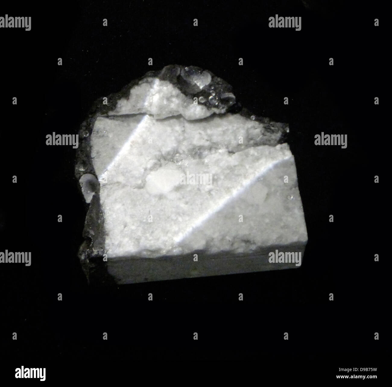 Roca lunar - 128 gramos (parte de un 5,5 kilo Boulder) es un pedazo de nuestro planeta vecino más cercano, la luna, recogidas por los astronautas de la misión Apolo 16 en abril de 1972. Foto de stock