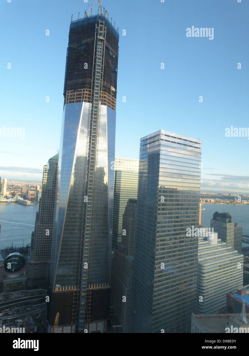 2012 Abril (izquierda) One World Trade Center (derecha) y el nuevo edificio del World Trade Center 7, re-construido aftre el ataque terrorista al World Trade Center, en Ground Zero, Nueva York, en septiembre de 2011. Foto de stock