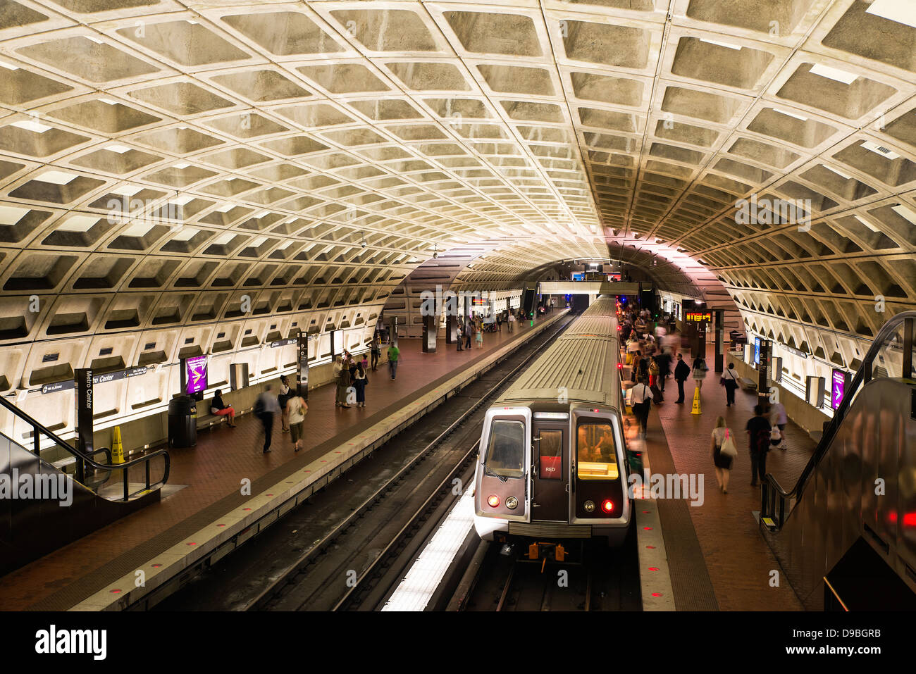 Los viajeros espera para metro, Washington DC, EE.UU. Foto de stock