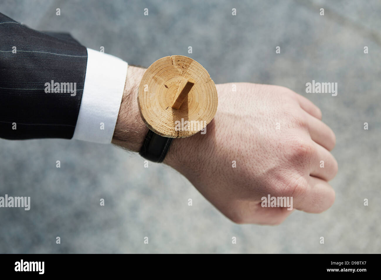 La mano con reloj de arena de cerrar Fotografía de stock - Alamy