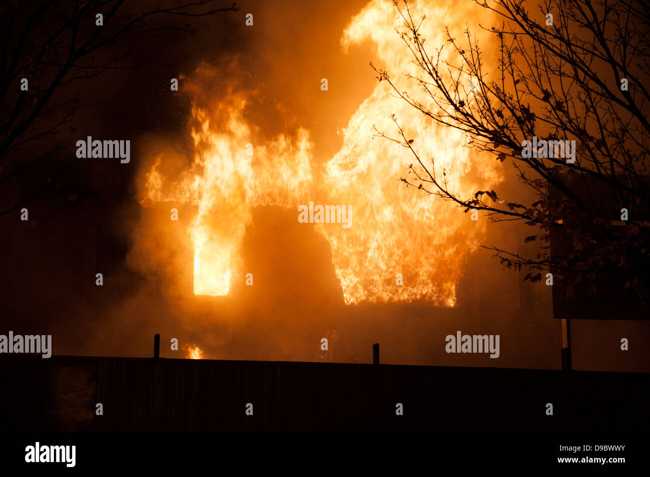 Casa severa rugiente fuego llamas reales de rescate Foto de stock