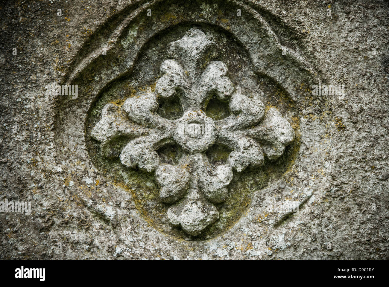 Motivo floral tallado en piedra caliza. Foto de stock