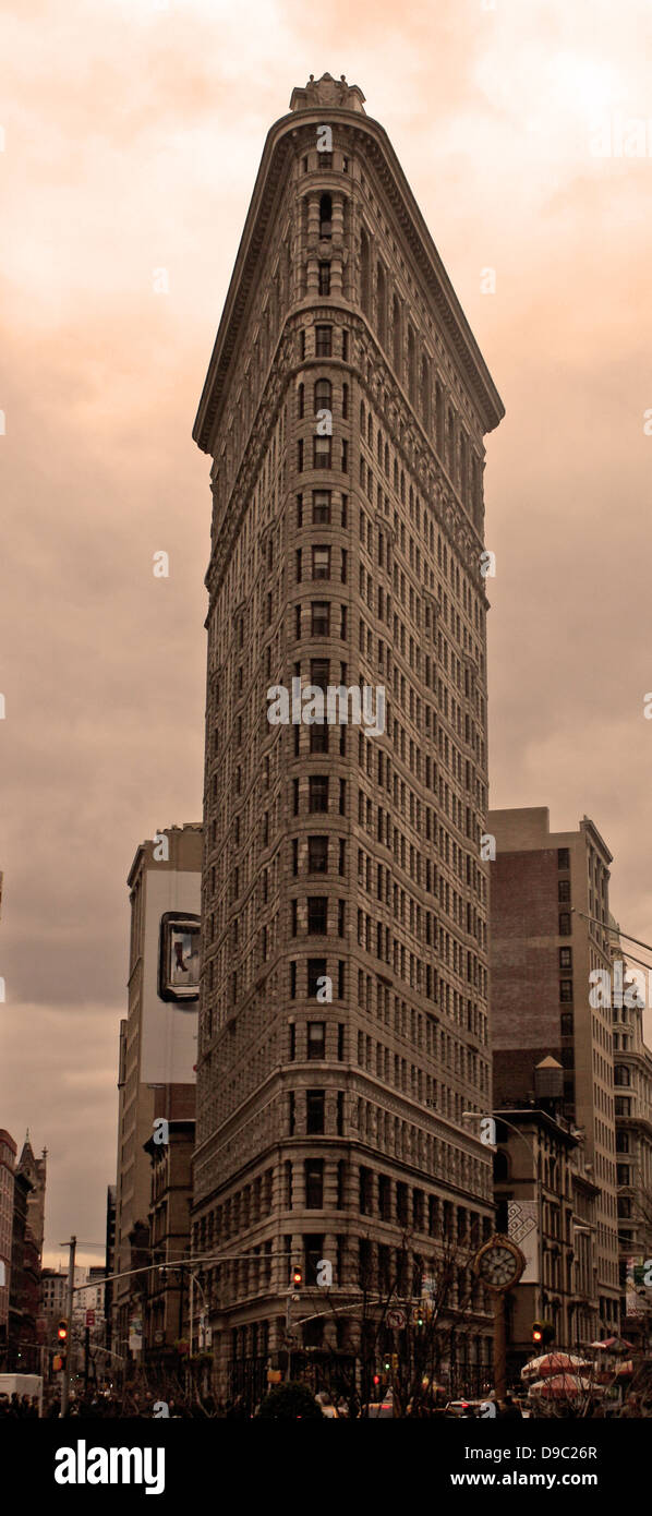 El Flatiron Building (o mayor capacidad, como se llamaba originalmente) está situado en el 175 de la Quinta Avenida en el barrio de Foto de stock
