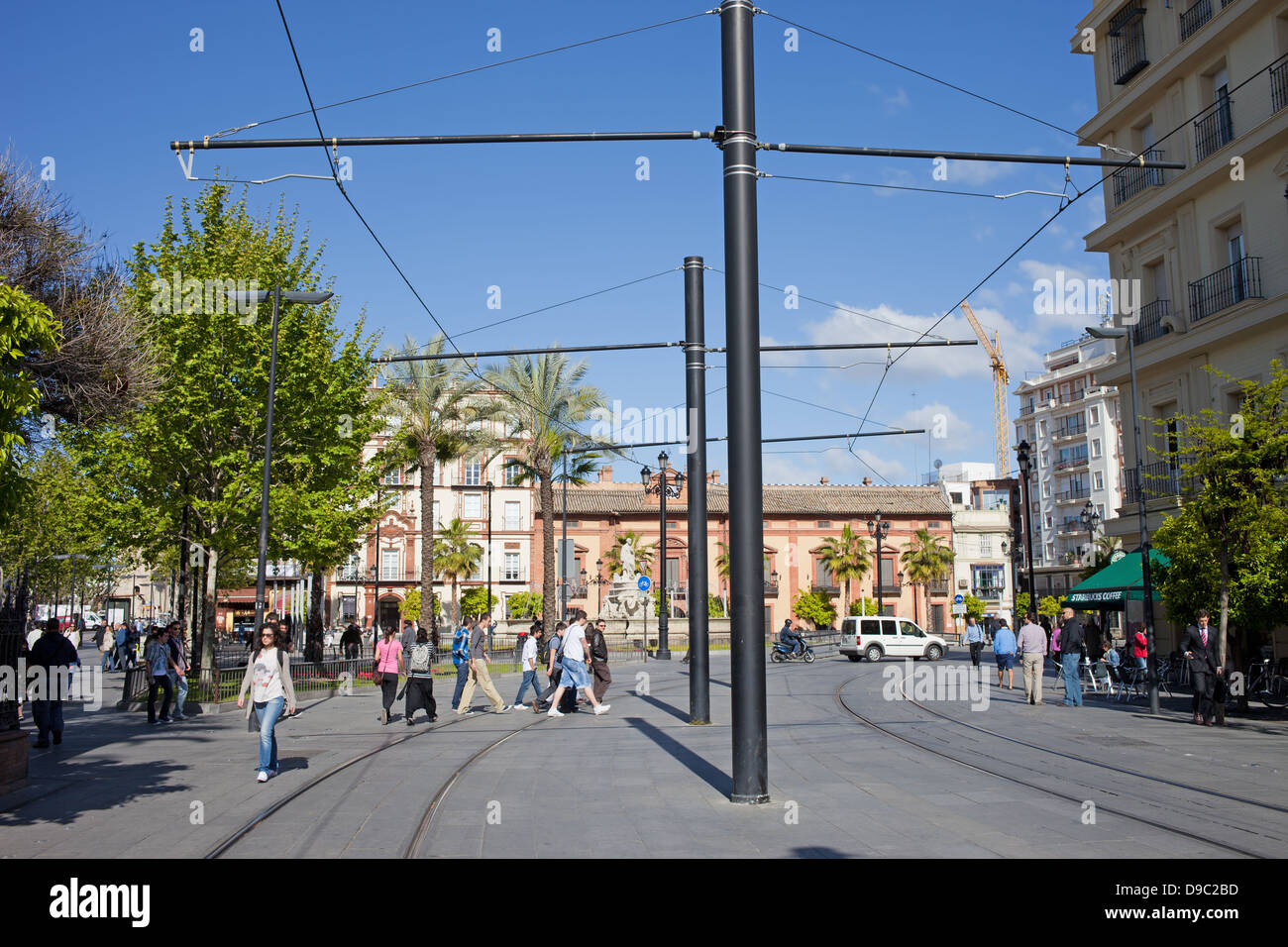 La avenida Constitución, calle peatonal con la vía del tranvía, paisaje urbano en el centro de la ciudad de Sevilla, España. Foto de stock