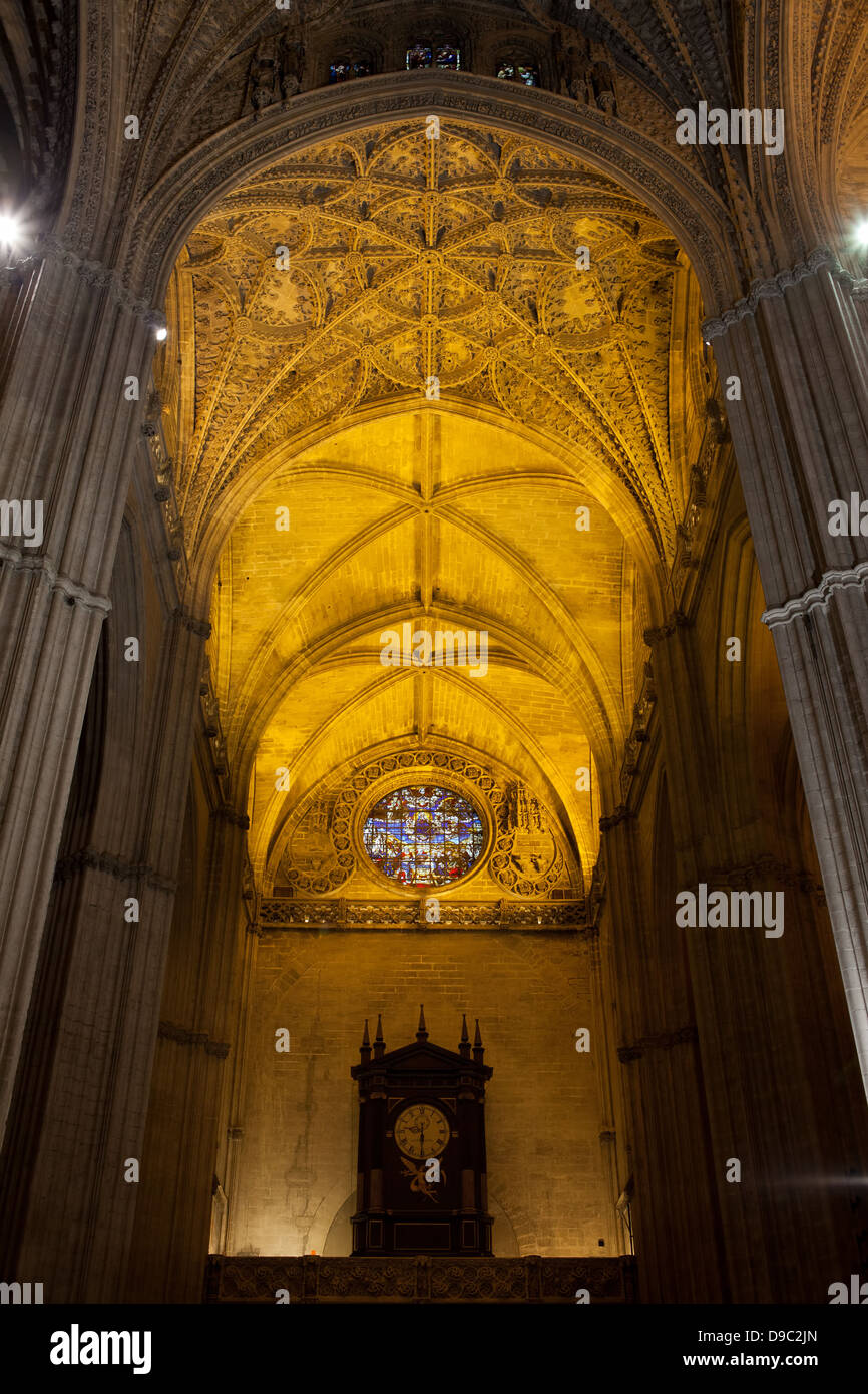 Bóveda gótica de la Catedral de Sevilla en España. Foto de stock
