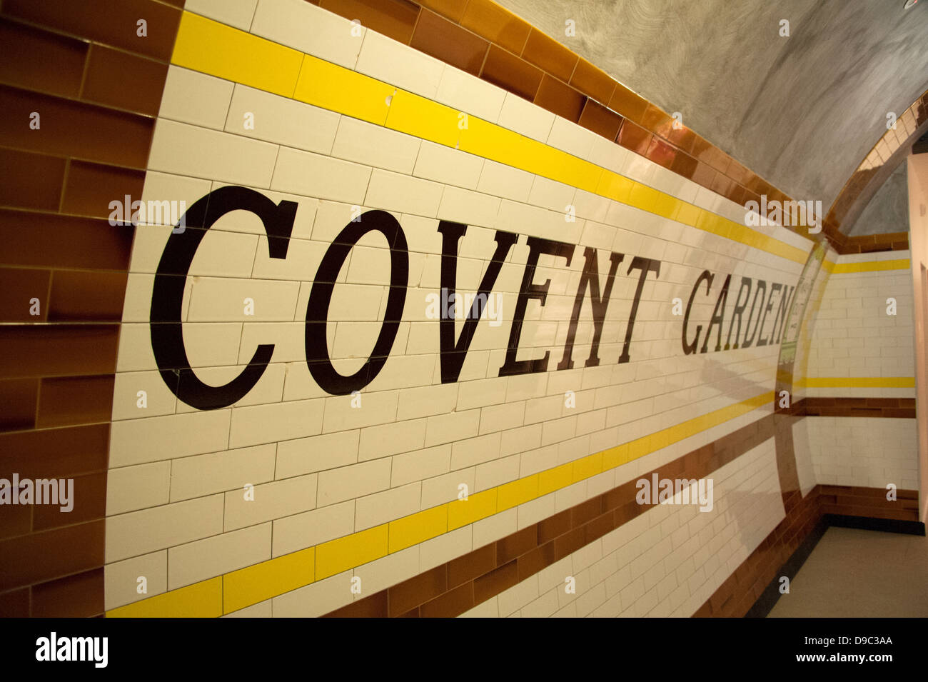 La estación de metro de Covent Garden Azulejos Azulejos Nombre Foto de stock