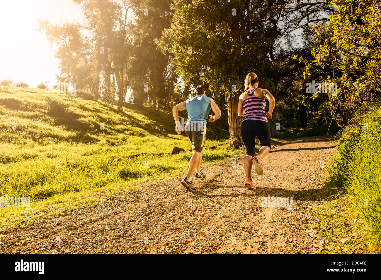 Dos personas correr el sendero del bosque Fotografía de stock Alamy