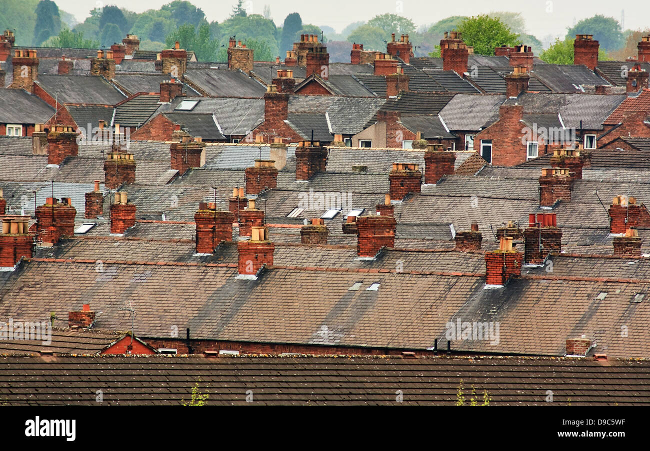 A través de la escena urbana construida zona residencial de casas adosadas mostrando los tejados de pizarra de una vieja urbanización. Foto de stock