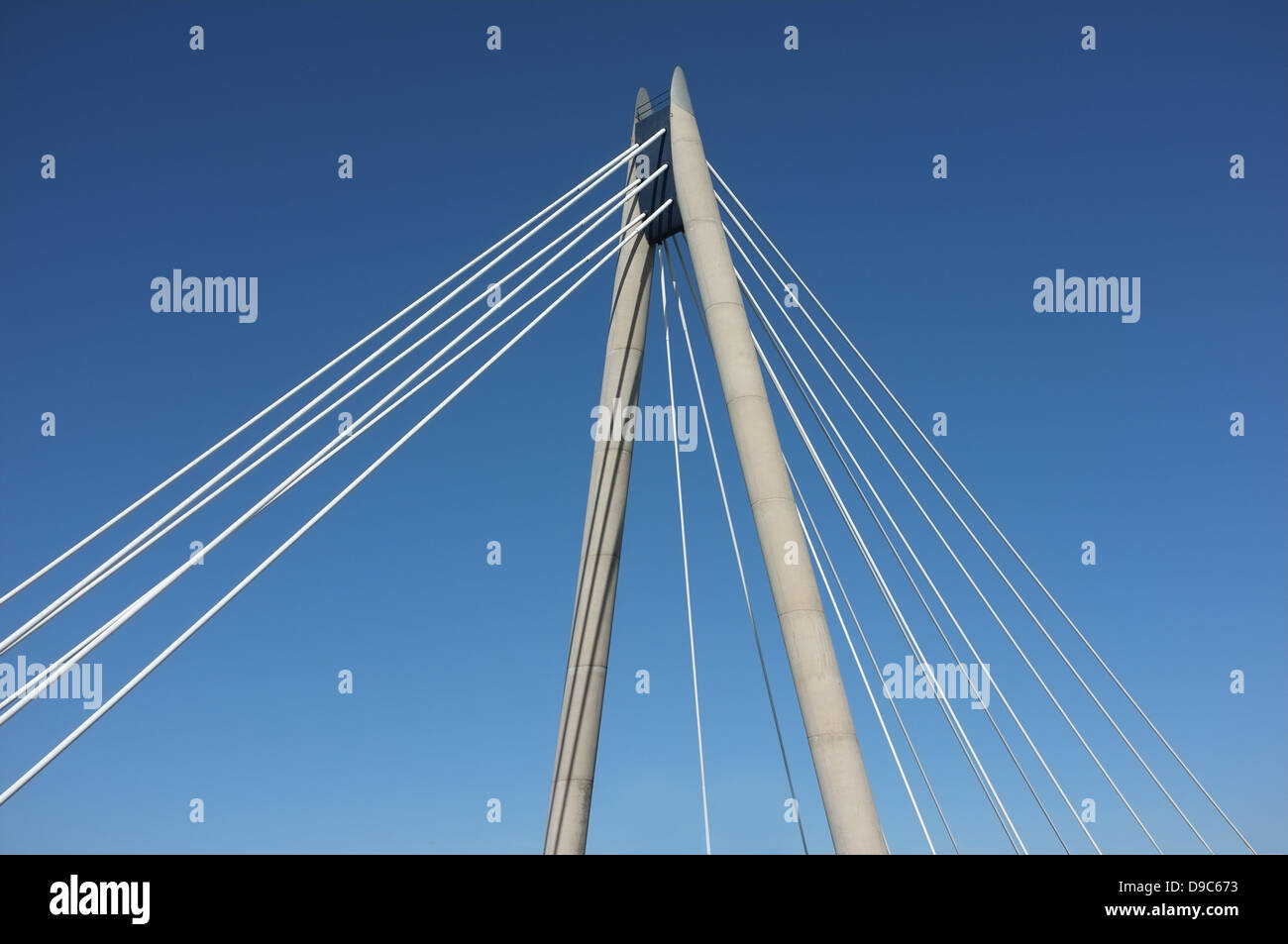 Resumen de puentes colgantes y cables del mástil un azul claro Fotografía de stock - Alamy