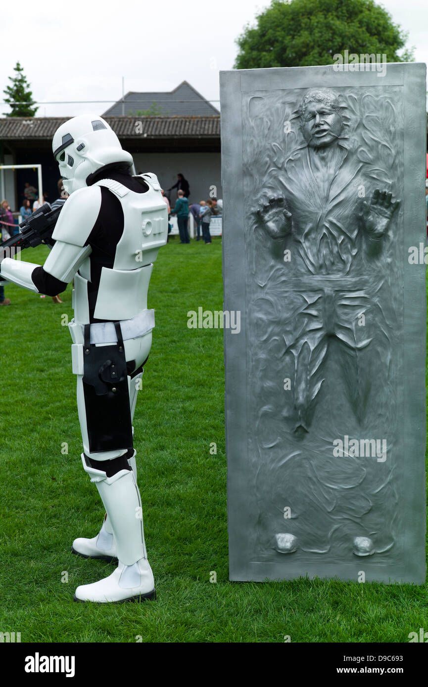Storm Trooper de Star Wars de pie junto a Hans Solo congelado en carbonita  en Herne Bay Si-Fi por el mar evento Fotografía de stock - Alamy