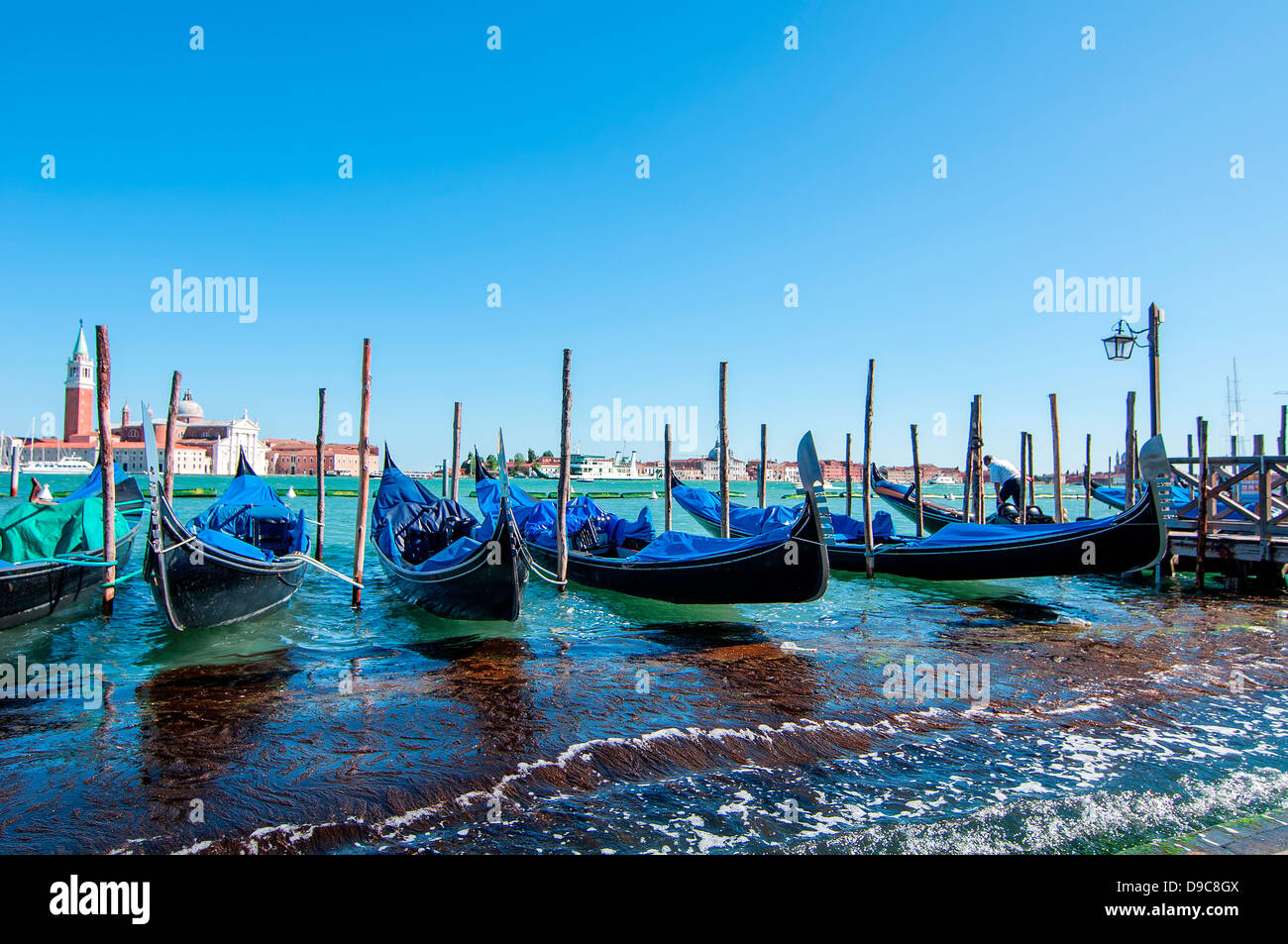 Imagen de las góndolas en un hermoso día soleado en Venecia, Italia. Foto de stock