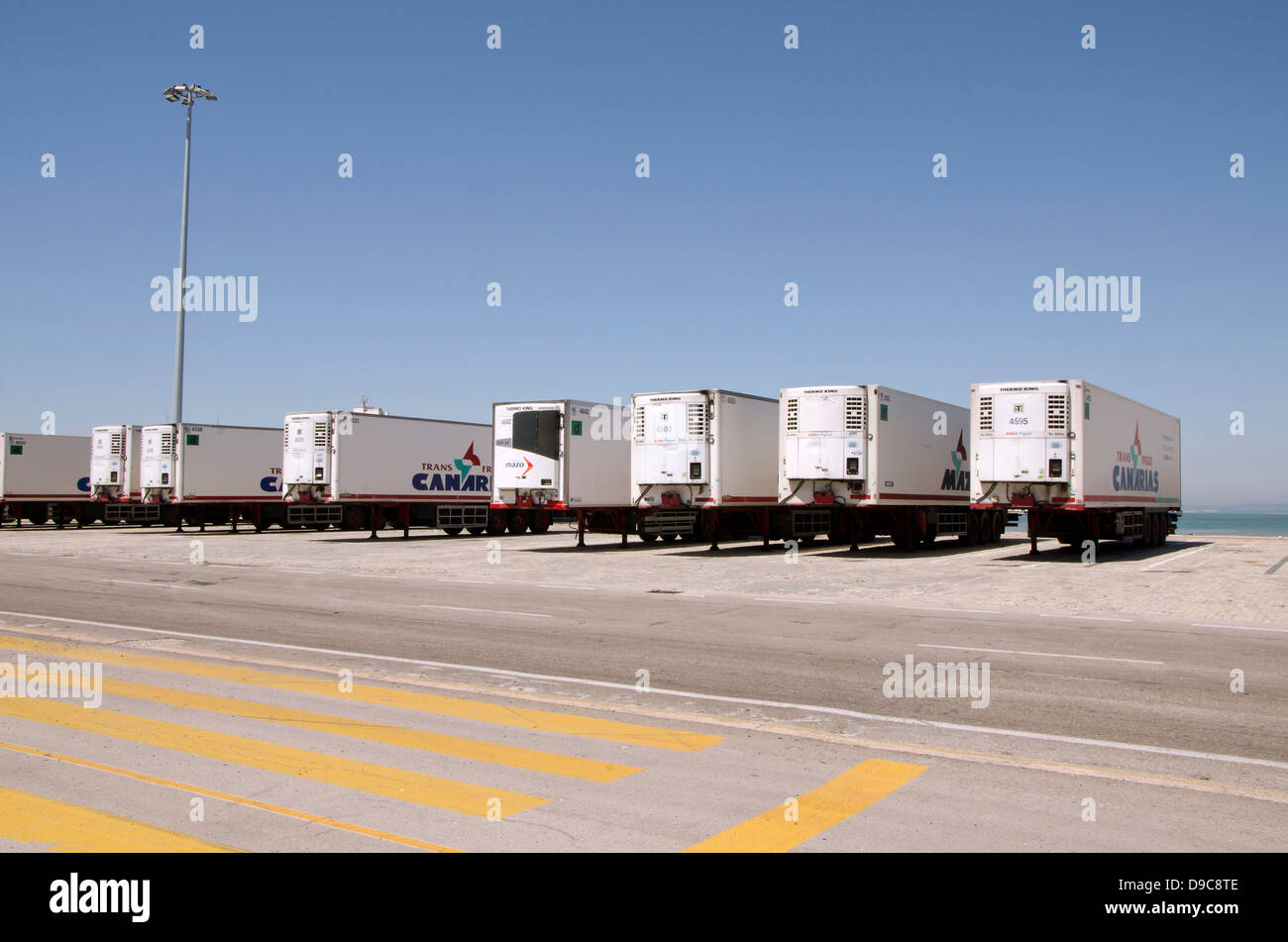 Remolques de contenedores de envío fotografías e imágenes de alta  resolución - Alamy