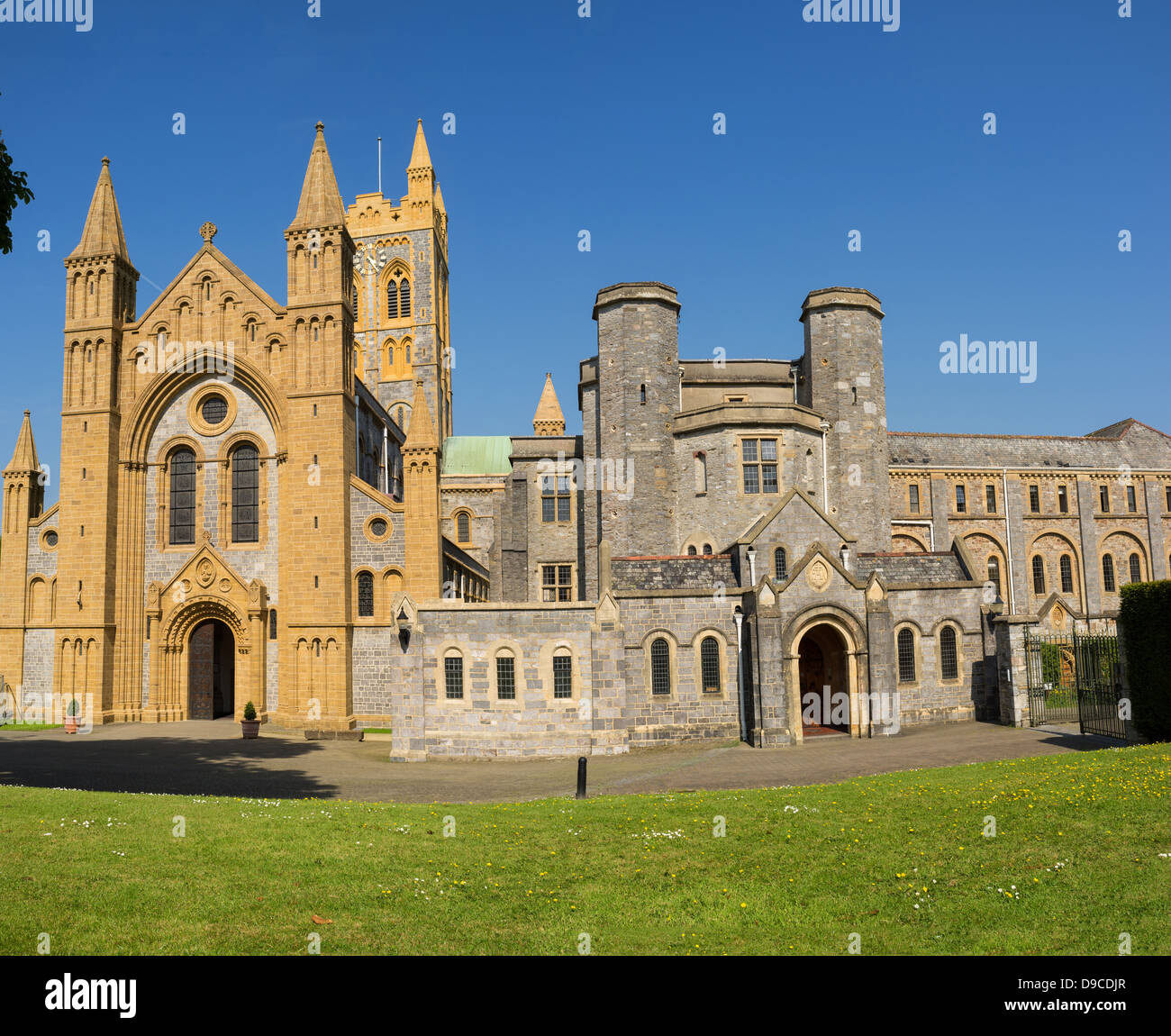 Buckfast Abbey, Buckfast, Devon, Inglaterra. El 5 de junio de 2013. Buckfast Abbey y el Monasterio de los monjes benedictinos. Foto de stock