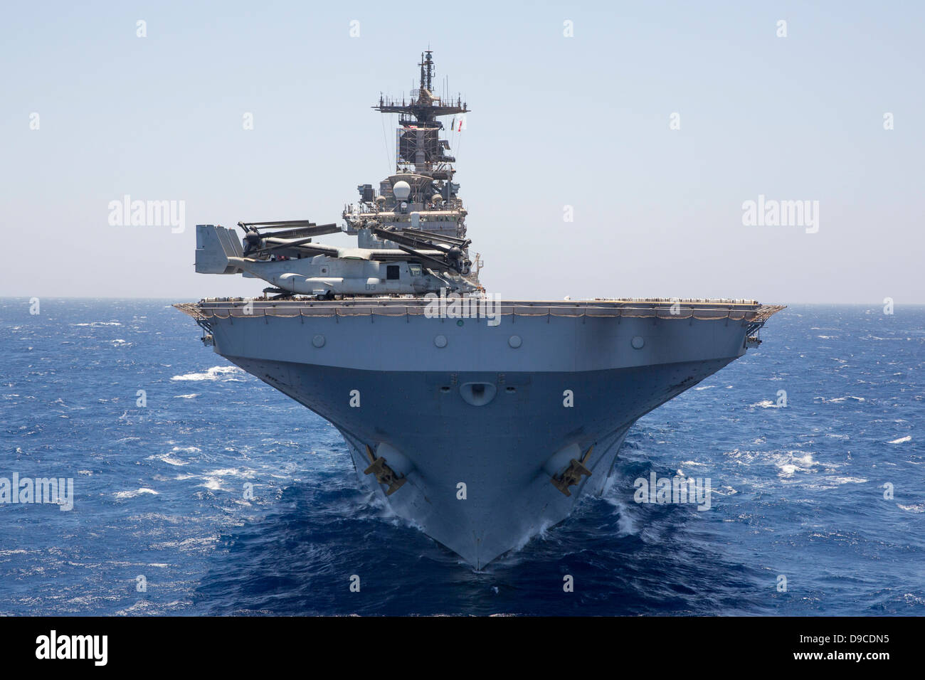 La Marina de EE.UU. buque de asalto anfibio USS Kearsarge durante las operaciones, 16 de junio de 2013 en el Mar Rojo. Foto de stock