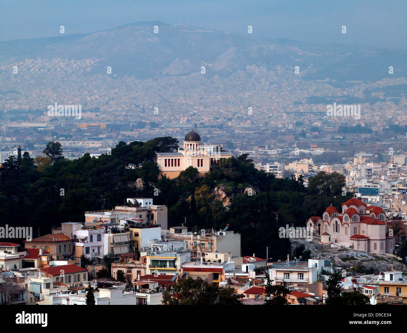 El Observatorio Nacional de Atenas (NOA) es un instituto de investigación en Atenas, Grecia. Fundada en 1842, es la más antigua fundación de investigación en Grecia, ya que fue el primer instituto de investigación científica construida después de que Grecia se independizó en 1829, y uno de los más antiguos institutos de investigación en el sur de Europa. Foto de stock