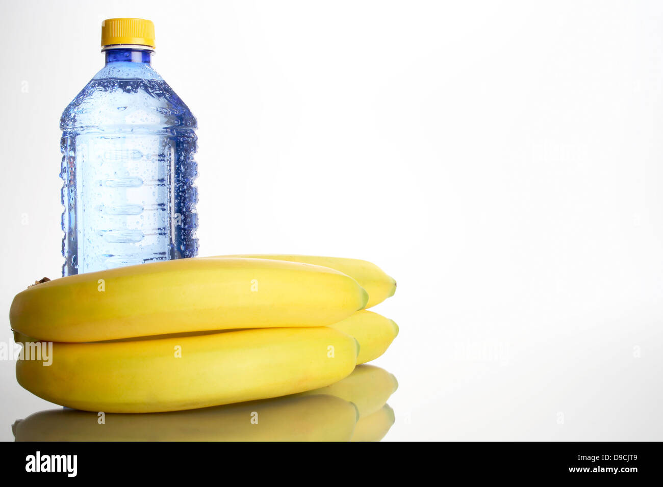 Botella de agua mineral con plátano Foto de stock