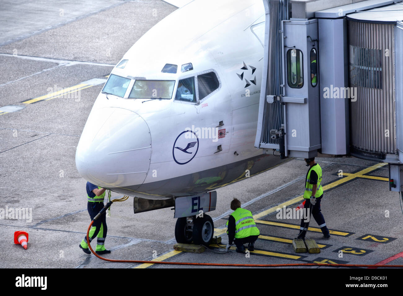 Jet de Lufthansa por el despacho en el aeropuerto de Hamburgo Foto de stock