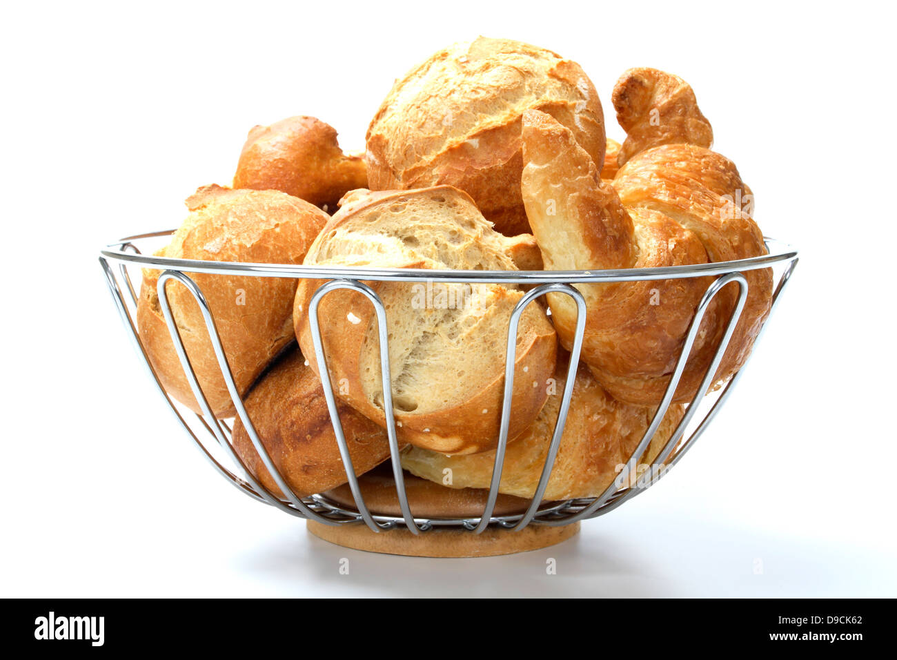 Los bollos de pan y croissants en la cesta Foto de stock