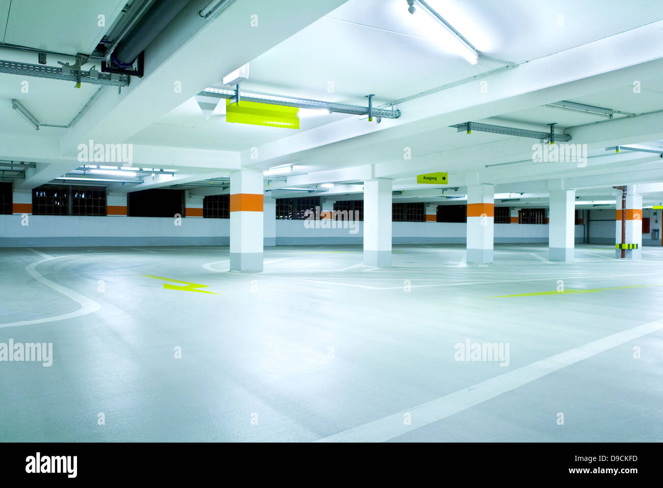 Vacío estacionamiento de varios pisos - Hamburgo Foto de stock