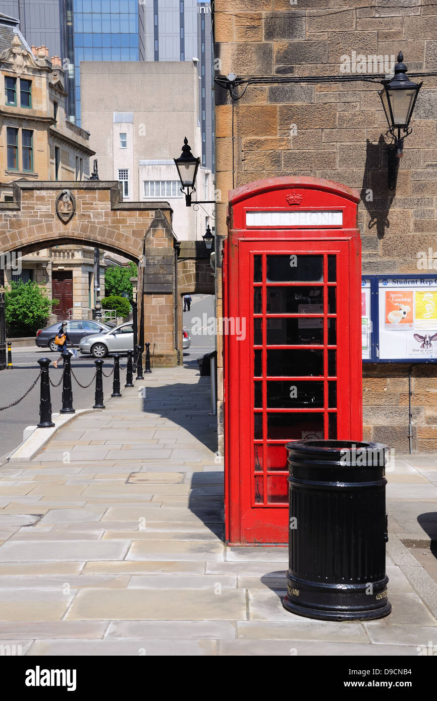 Entrada principal de la Universidad de Glasgow con un rojo UK cuadro teléfono en primer plano Foto de stock