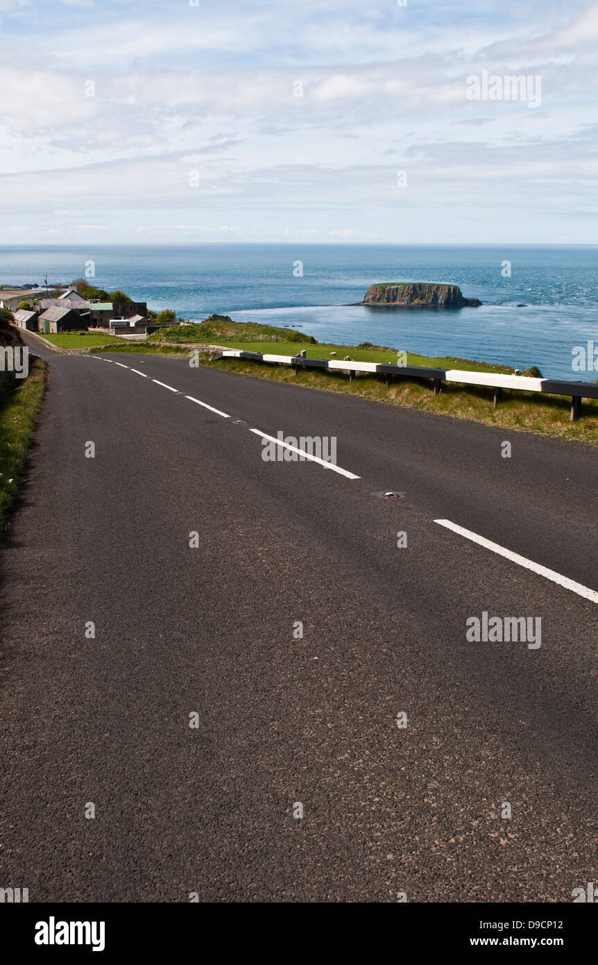 La ruta costera de Causeway, un paseo en coche por la costa de Irlanda del Norte entre las ciudades de Belfast y Londonderry. Foto de stock