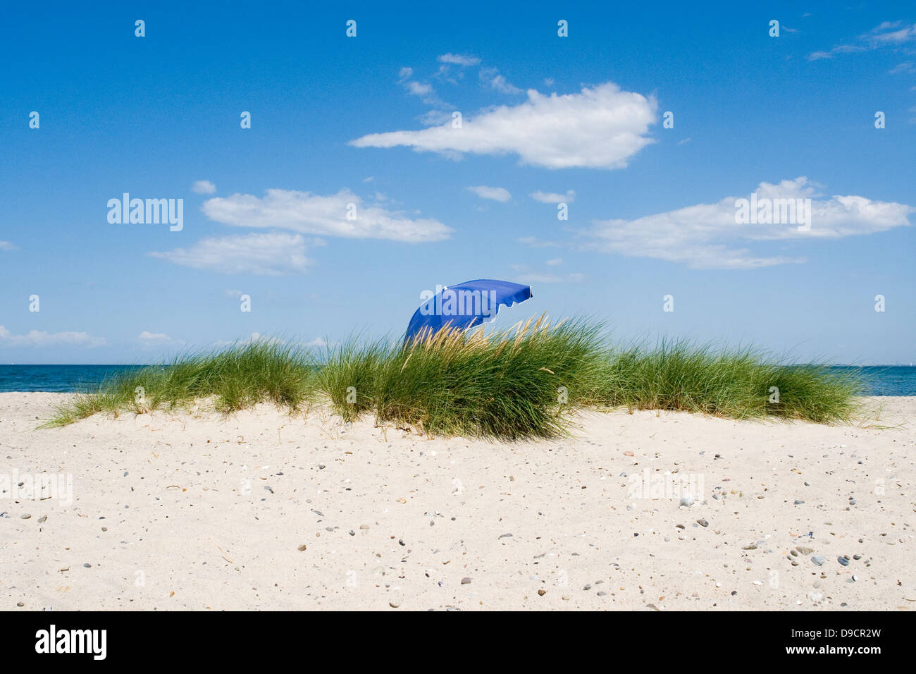 La sombrilla en la playa Foto de stock