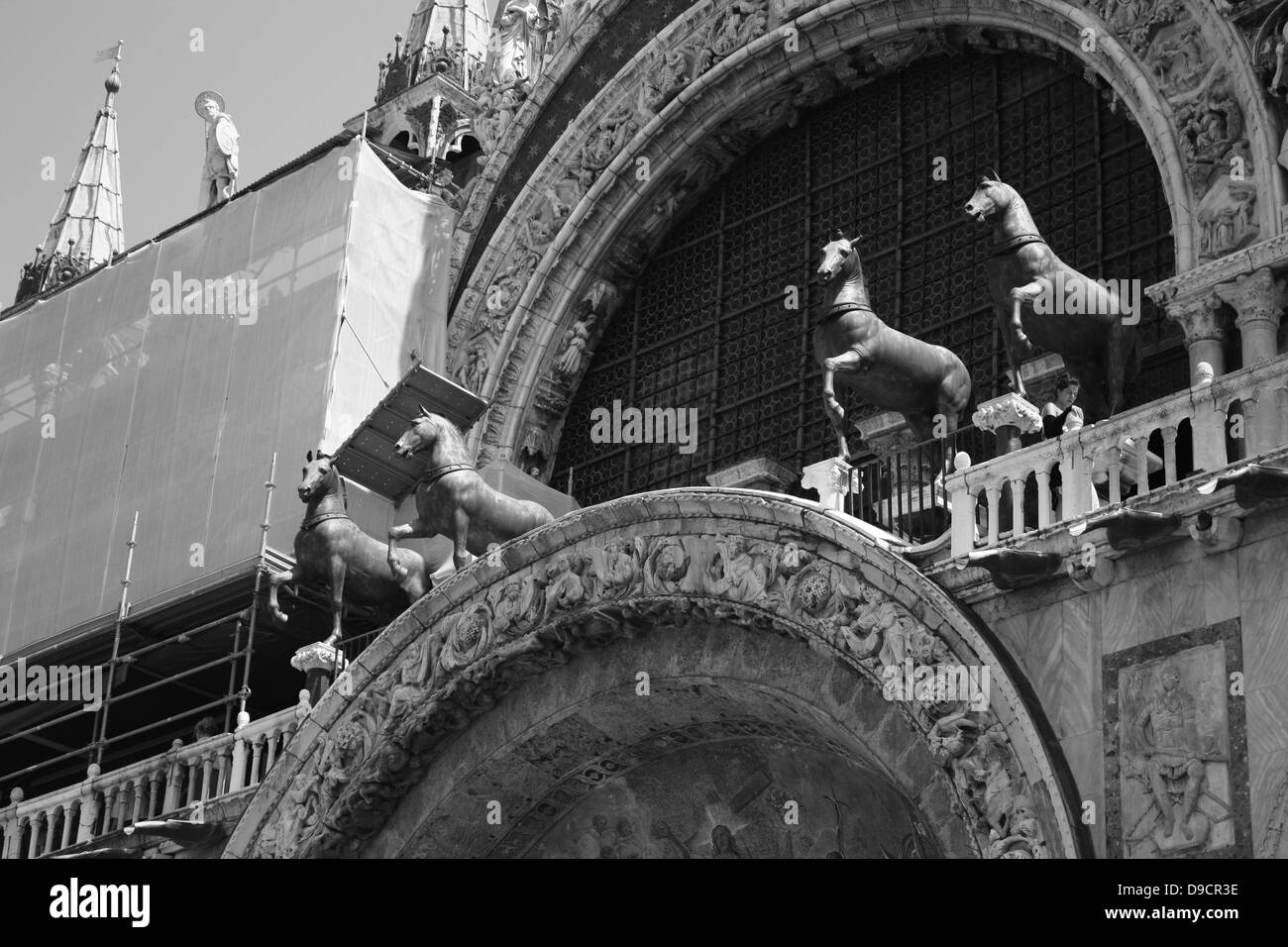 Cuatro estatuas de caballos en el balcón de la Basílica Catedral de San Marcos es la iglesia catedral de la Arquidiócesis Católica Romana de Venecia, en el norte de Italia. Es el más famoso de la ciudad, iglesias y uno de los ejemplos más conocidos de la arquitectura bizantina Foto de stock