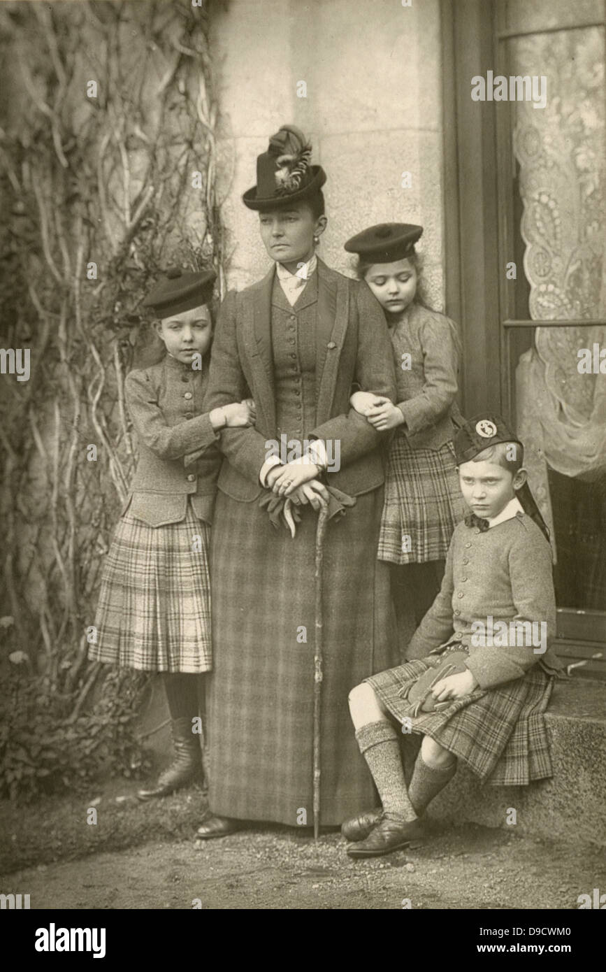 Duquesa de Connaught (princesa Luisa Margarita de Prusia (1860-1917), esposa de Reina Victoria tercer hijo Arthur Duque de Connaught, foto c1890 con sus tres hijos que son todos luciendo tartán escocés. Foto de stock