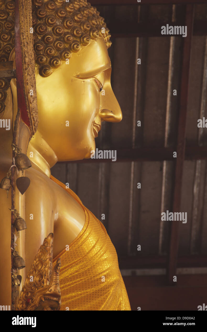 La estatua de Buda de oro Wat Yai Chai Mongkol en Ayutthaya Foto de stock