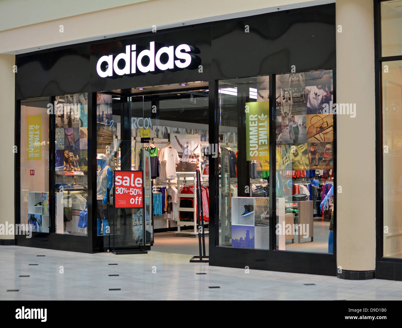 Tienda Adidas en el Roosevelt Field Mall en Garden City en Long Island,  Nueva York Fotografía de stock - Alamy