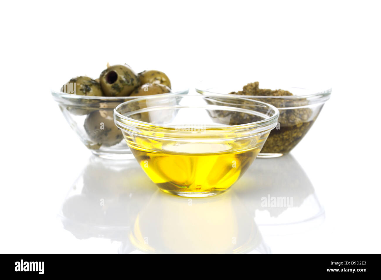 El aceite de oliva, aceitunas y pesto Foto de stock