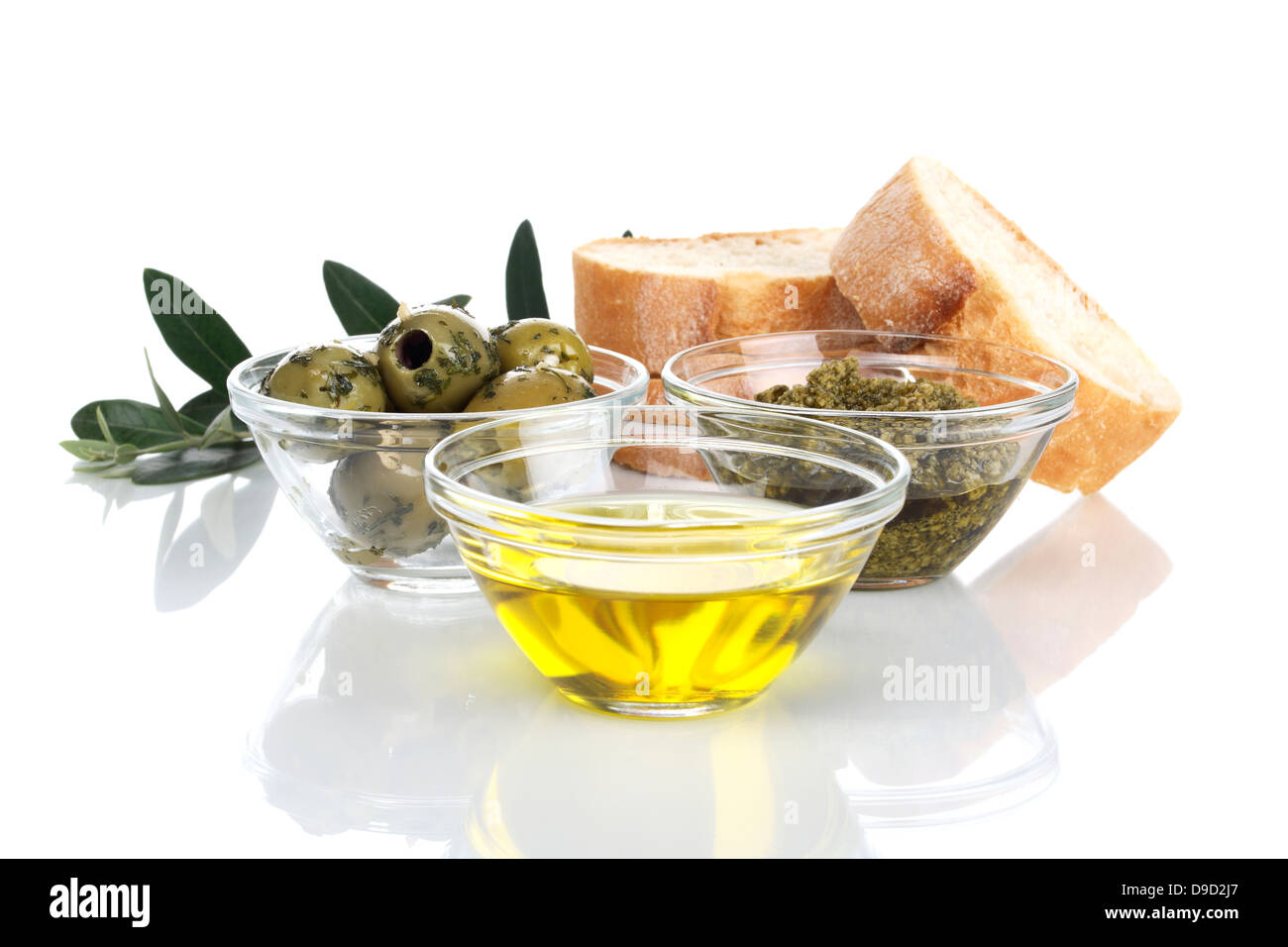 El aceite de oliva, aceitunas y pesto Foto de stock