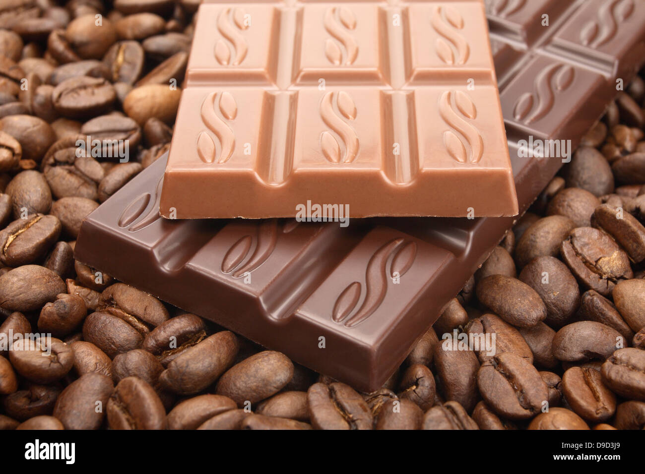 Chocolate con granos de café. Foto de stock