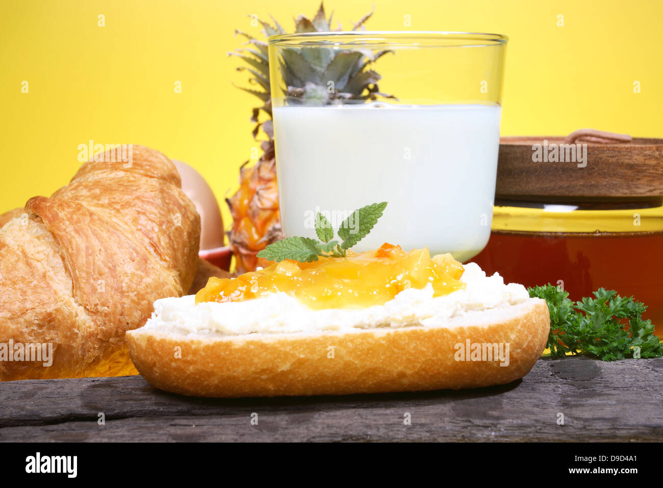 Desayuno con crema de queso y leche Foto de stock