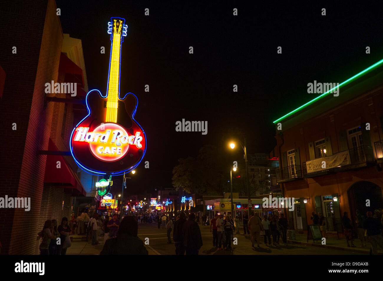 Por la noche la calle Beale, en Memphis, Tennessee, EE.UU. Foto de stock