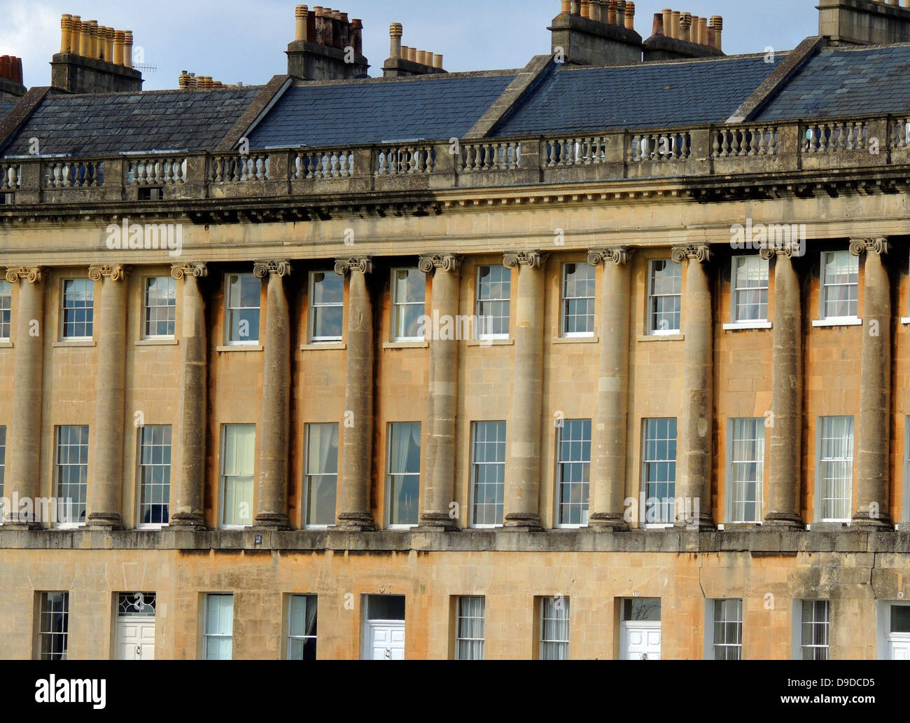 El Royal Crescent es una calle de 30 casas adosadas establecidos en una media luna de barrido en la ciudad de Bath, Inglaterra. Diseñado por el arquitecto John Wood el joven y construida entre 1767 y 1774, es uno de los mayores ejemplos de la arquitectura georgiana que se encuentran en el Reino Unido y es un edificio catalogado de grado I Foto de stock