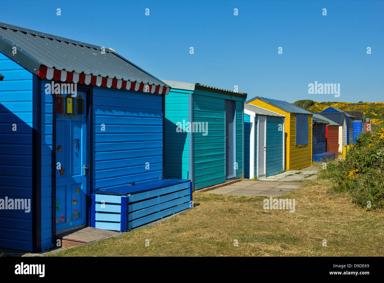 Coloured cabañas de playa en la costa de Moray HOPEMAN ESCOCIA Foto de stock