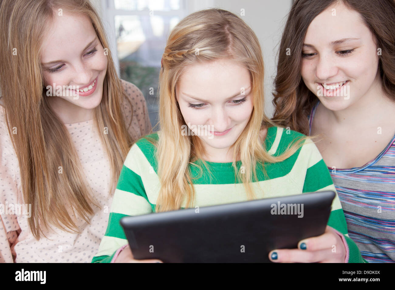 Las niñas mirando tableta digital Foto de stock