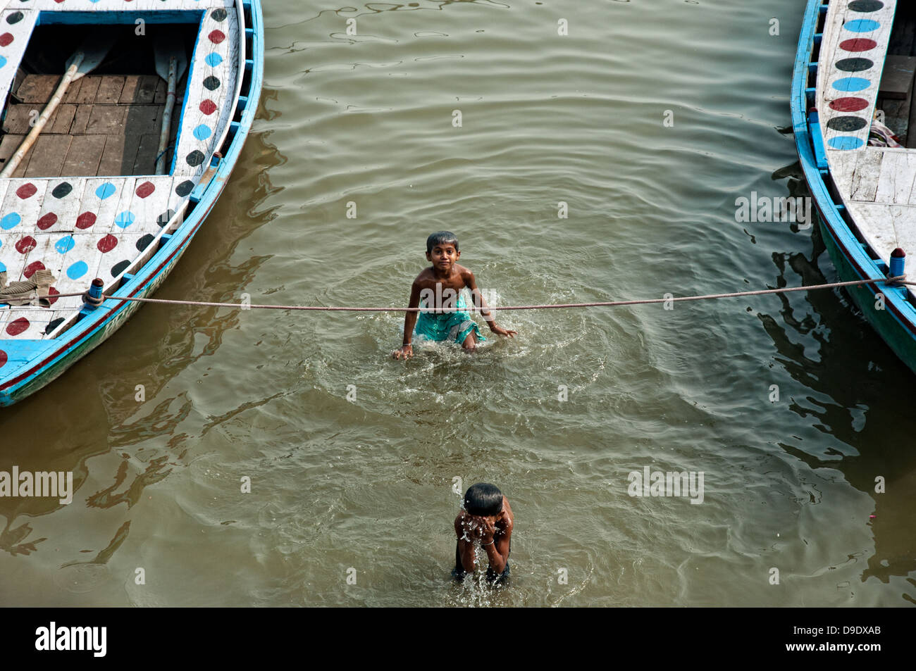 Niños bañándose en el río Ganges Varanasi Benares Uttar Pradesh India Fotografía de stock