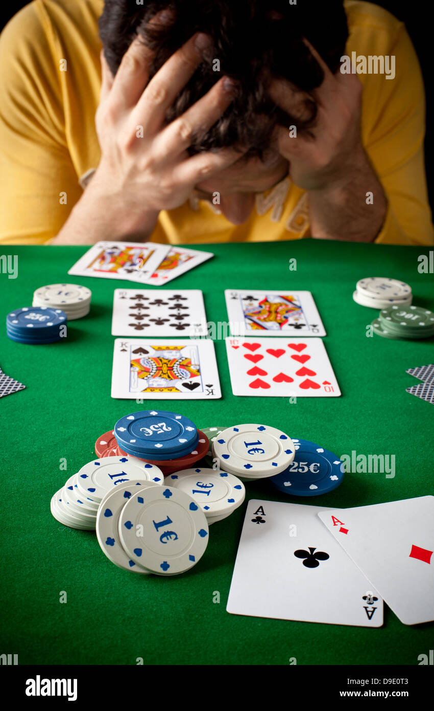 Perder el jugador en la mesa de póquer Foto de stock