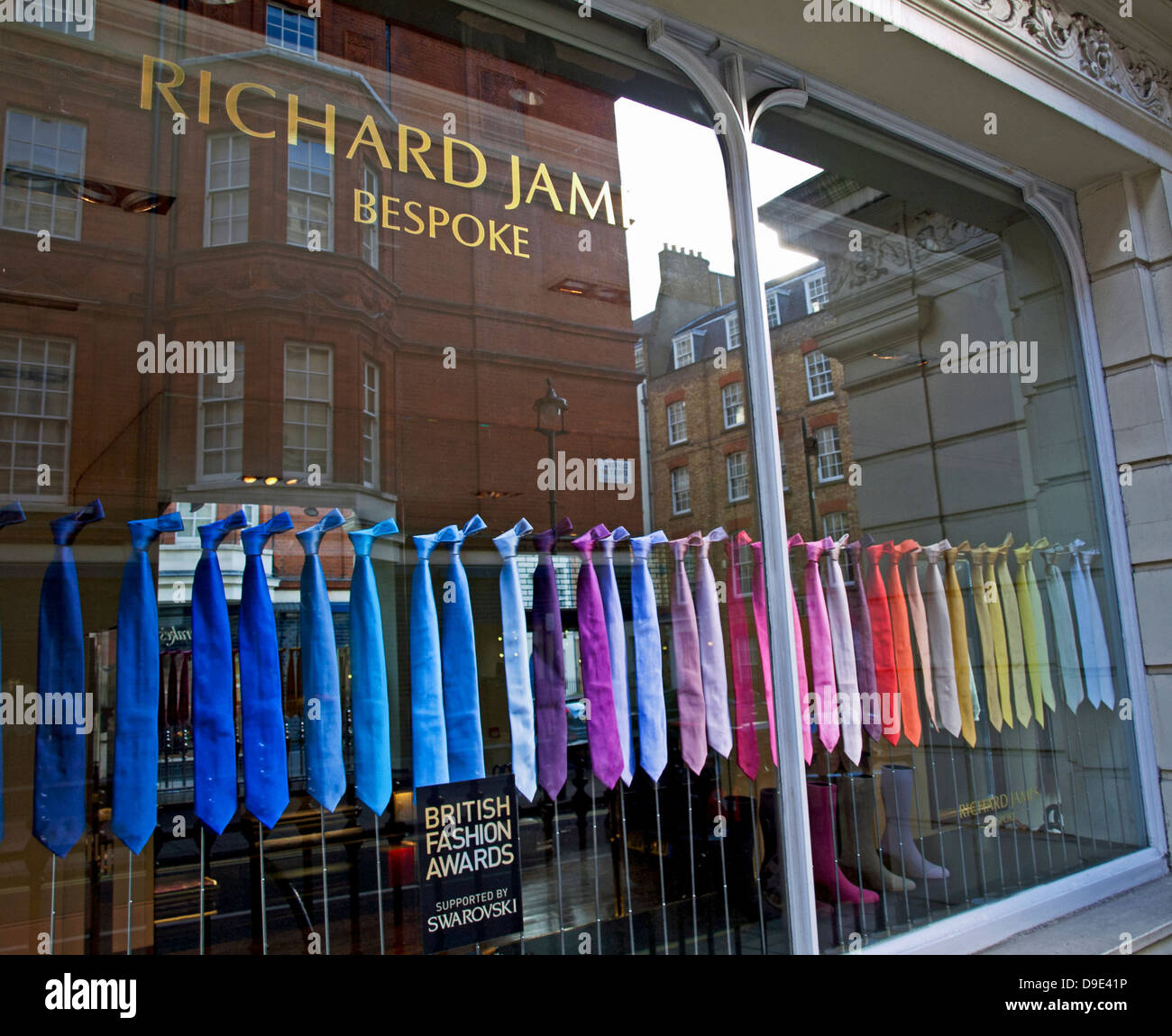Ventana de visualización en Savile Row, famosa por sus tradicionales  bespoke sastrería para hombres, Mayfair, Londres, Inglaterra, Reino Unido  Fotografía de stock - Alamy