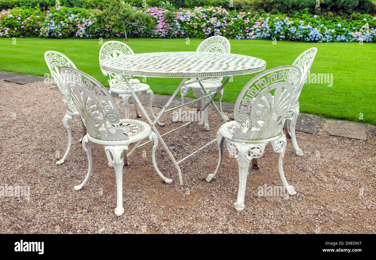 Vintage mesa de hierro forjado y seis sillas en un jardín inglés Fotografía  de stock - Alamy