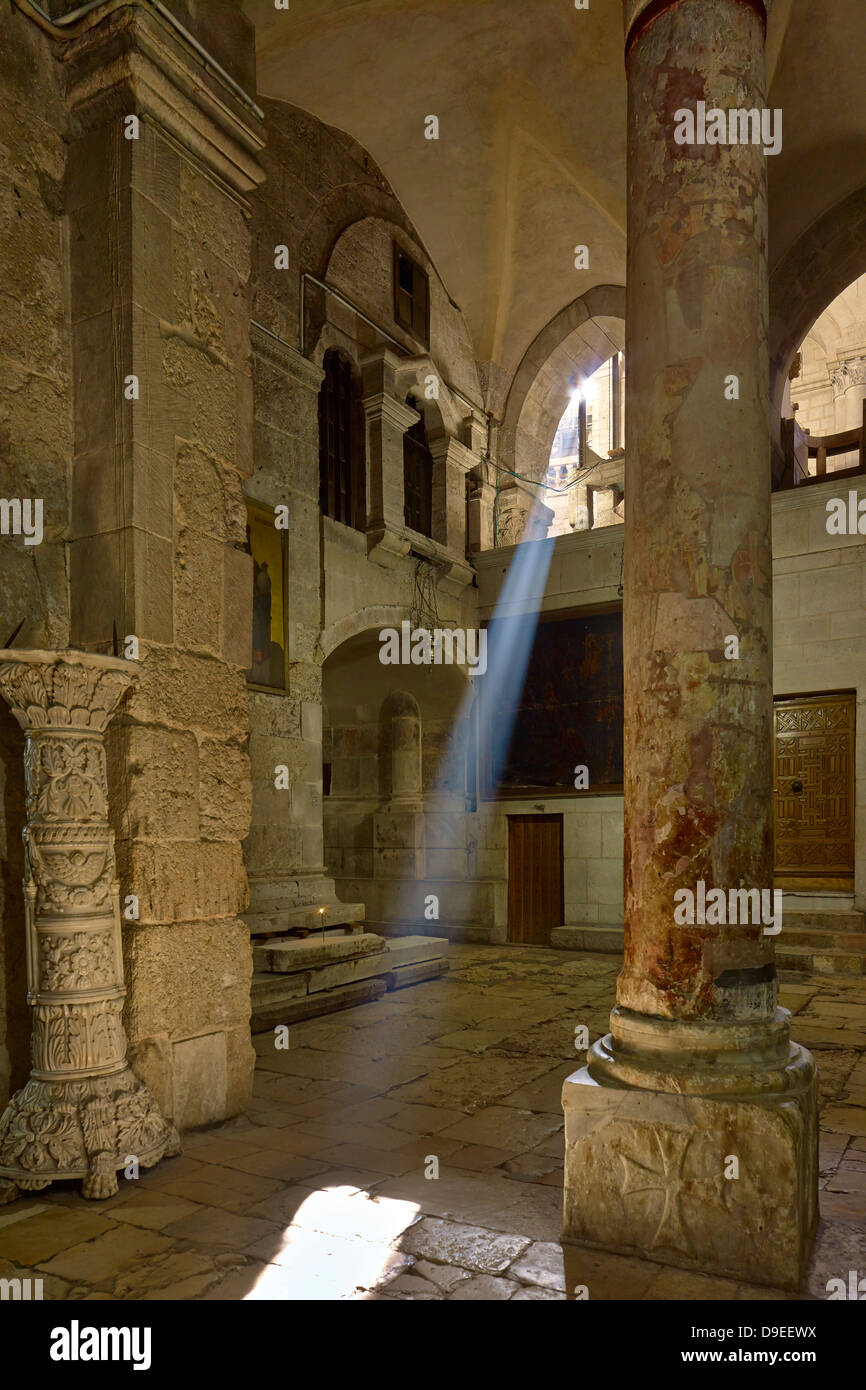 Sunbeam en la Iglesia del Santo Sepulcro en el Gólgota, en Jerusalén, Israel Foto de stock