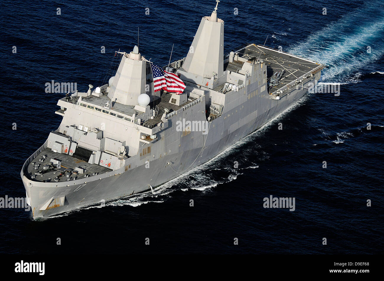 Dock buque anfibio de transporte USS San Antonio que transitan por el Golfo de Adén. Foto de stock
