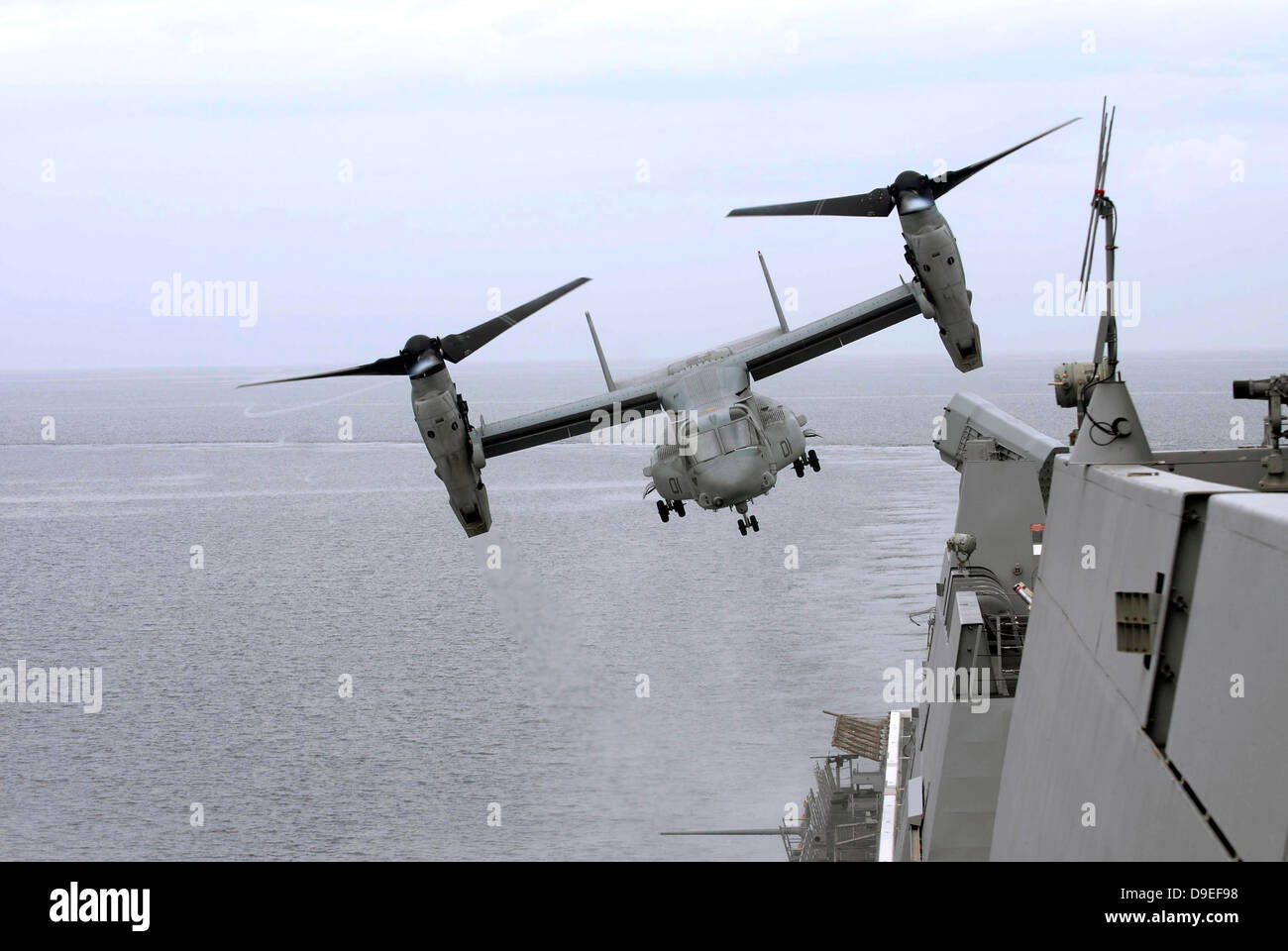 Una MV-22B Osprey despega desde la dársena de transporte anfibio buque USS Mesa Verde. Foto de stock
